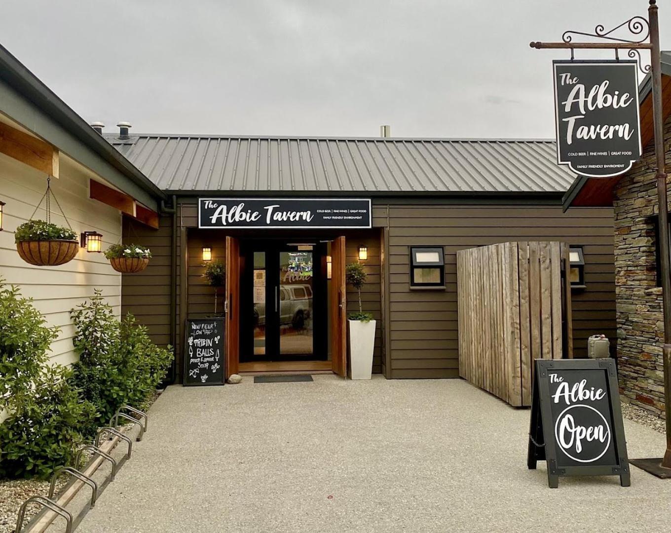 Burrows Hutch Wanaka * Albert Town